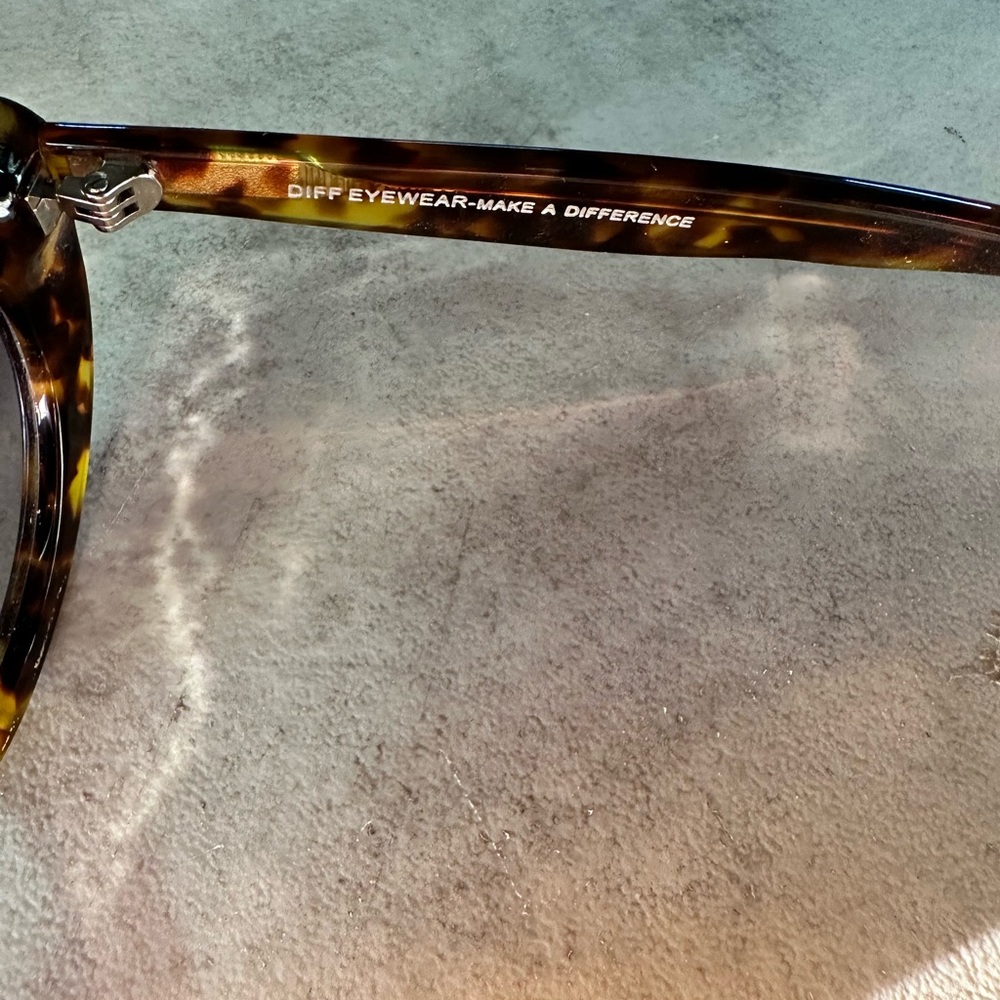 Tortoise Diff Eyewear Sunglasses - Picture 3 of 4